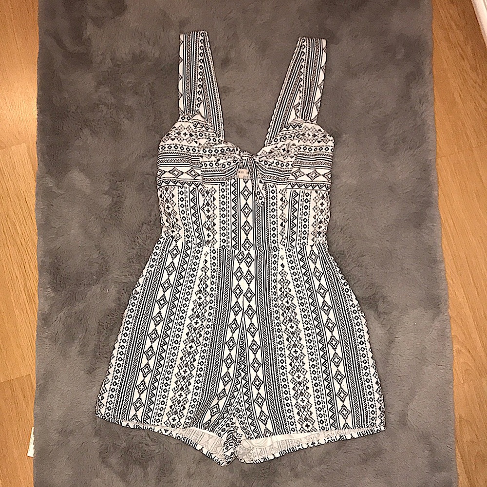 Romper from ‘FASHION ON EARTH’ size small, has a blue white pattern